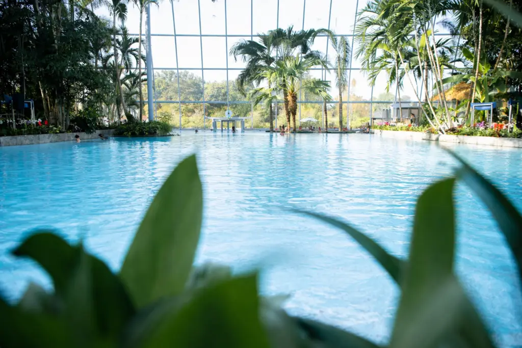 Tropischer Lagunenpool Zikkurat